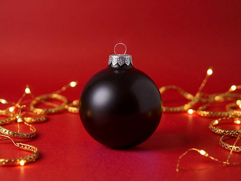 Стеклянный елочный шар Christmas bauble, черный металлик, с серебристым колпачком в черной коробке - рис 4.